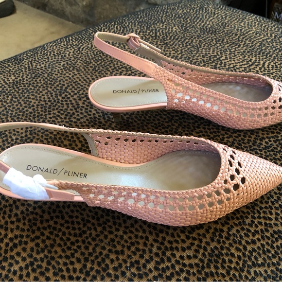 New in box! Beautiful Donald Pliner kitten heel pumps! - Picture 2 of 11